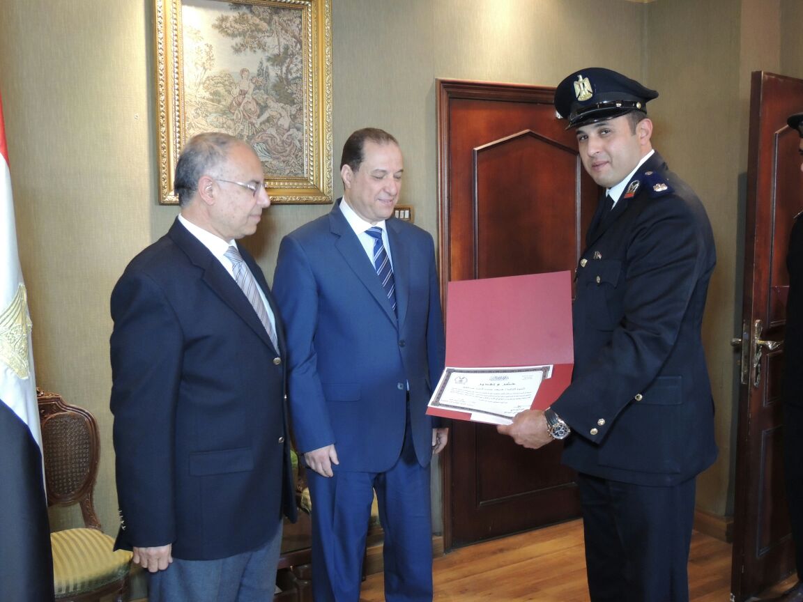 ضباط الشرطة يكرمه مساعد وزير الداخلية لقطاع أمن المنافذ