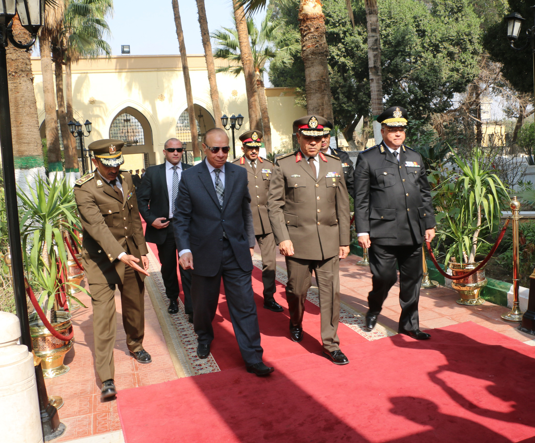 محافظ القاهرة وقائد المنطقة المركزية ومدير امن القاهرة يضعون أكليل من الزهور إحتفالاَ بيوم الشهيد‎