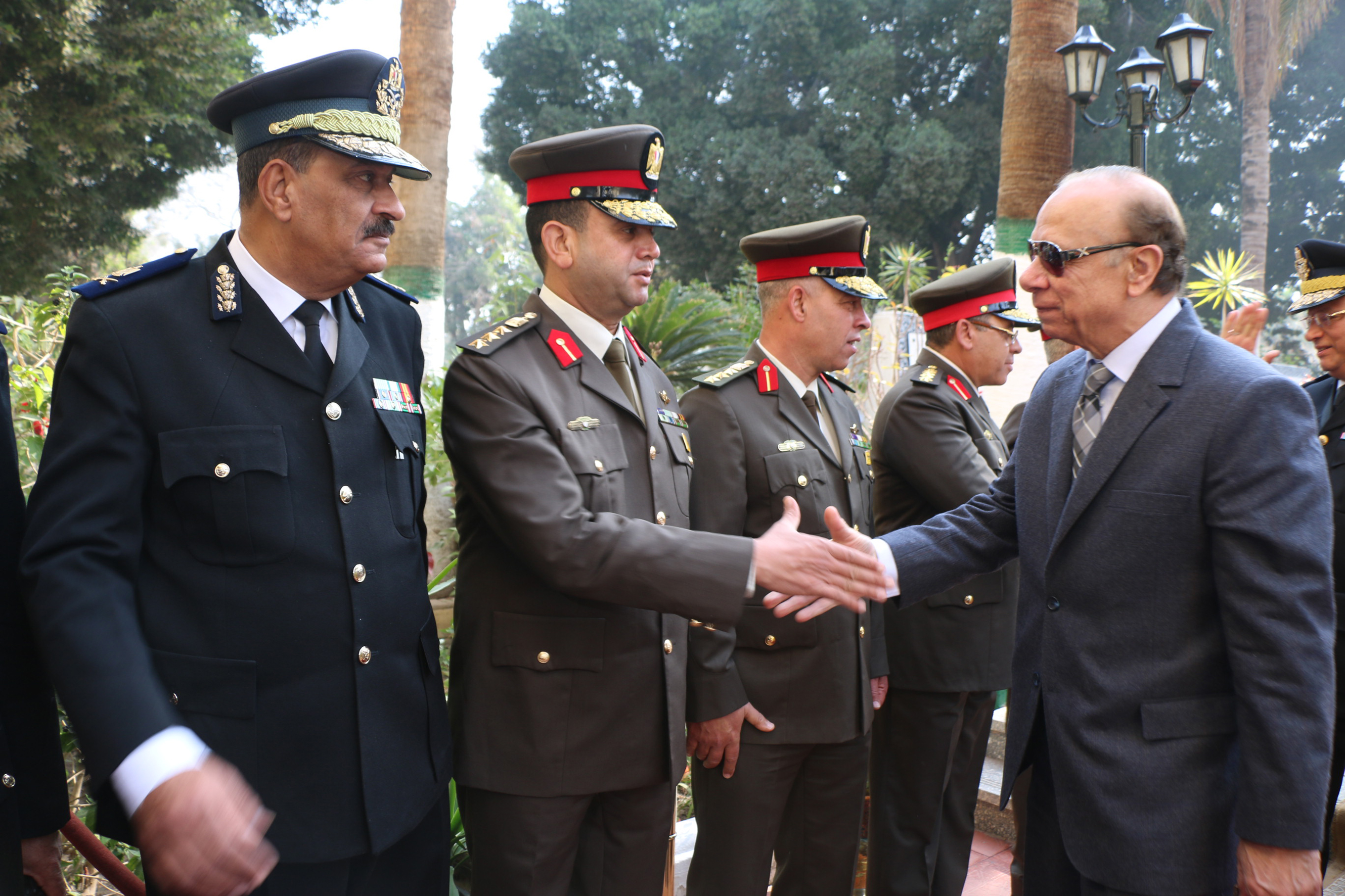 محافظ القاهرة وقائد المنطقة المركزية ومدير امن القاهرة يضعون أكليل من الزهور إحتفالاَ بيوم الشهيد‎ (2)