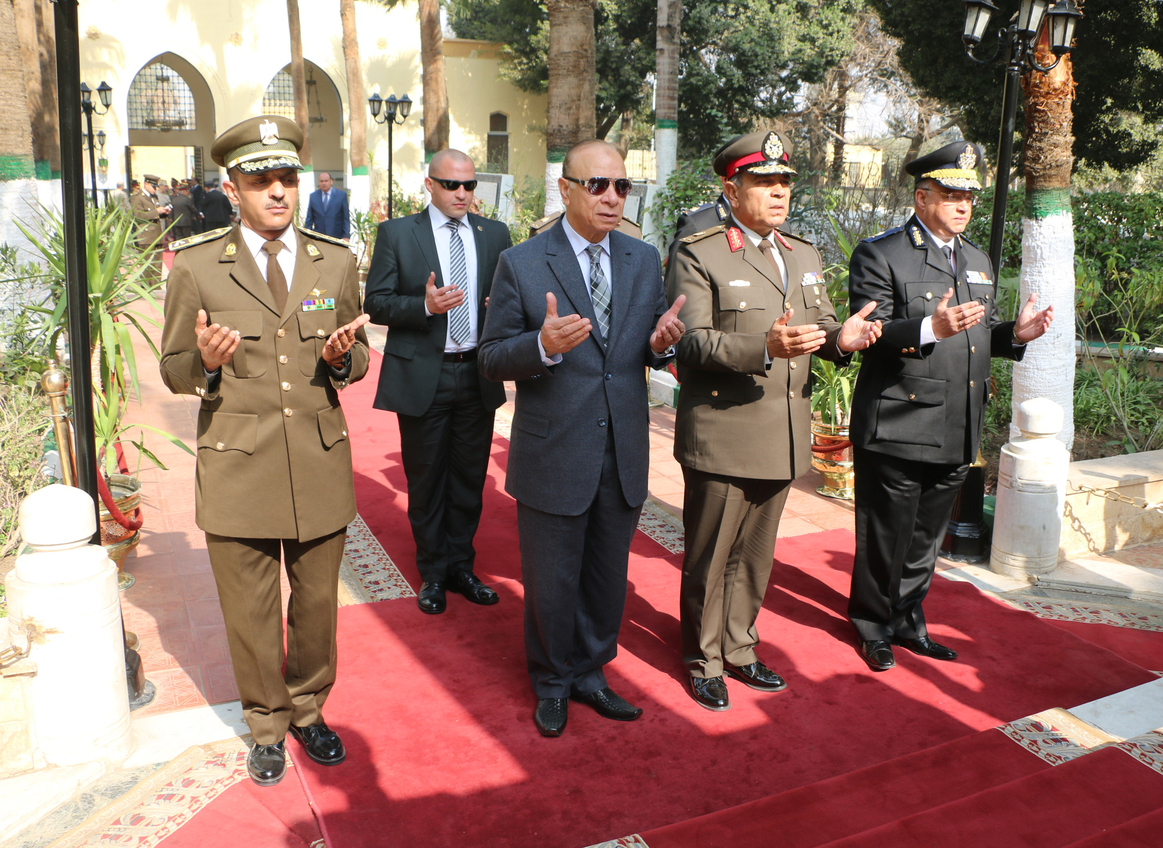 محافظ القاهرة ومدير امن القاهرة يضعون أكليل من الزهور إحتفالاَ بيوم الشهيد‎