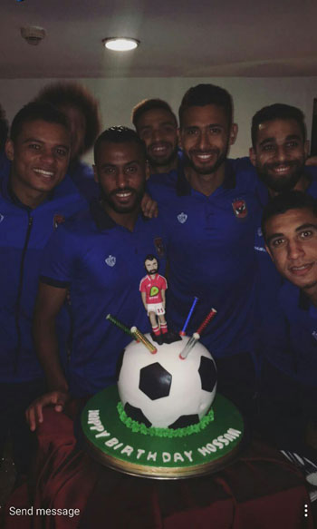 احتفال لاعبى الأهلى بعيد ميلاد حسام عاشور