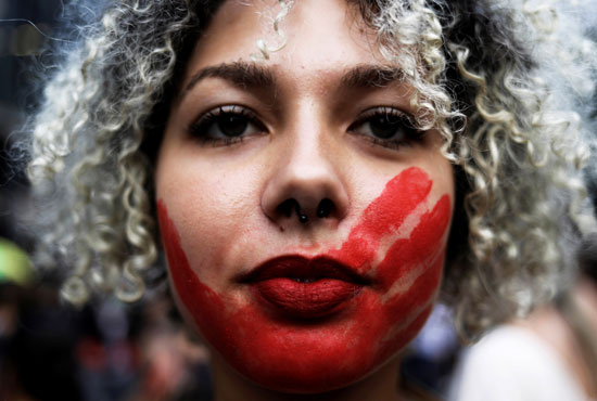 احدى المتظاهرات فى اليوم العالمى للمرأة للتنديد بالعنف ضد النساء فى البرازيل