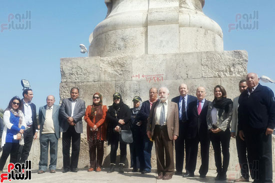 الوفد الفرنسى وبعض مسئولى محافظة بورسعيد أسفل قاعدة تمثال ديلسبس