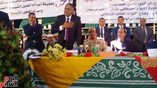  اللواء الشاذلى يحى الحاضرين بجلسة الصلح