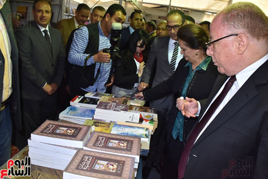  وزير الثقافة يتفقد دور النشر بمعرض دمنهور للكتاب