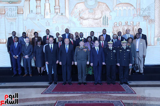 •	الوزراء مع عدد من الكوادر الأمنية الأفريقية