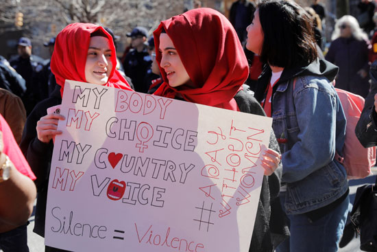 مسلمات تشاركن فى مسيرات نسائية فى أمريكا بمناسبة اليوم العالمى للمرأة