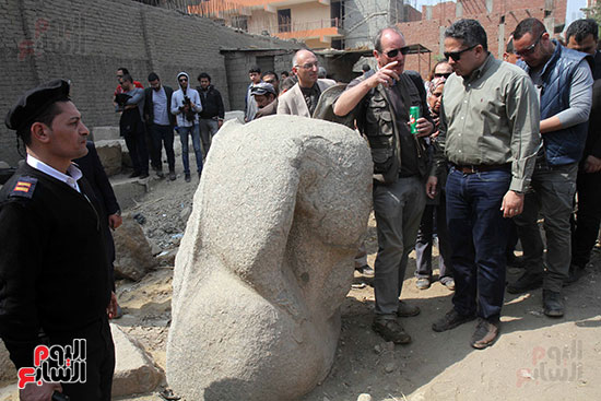 الدكتور خالد العنانى وزير الآثار يتفقد تمثال سيتى الأول