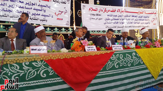  الدكتور عباس شومان والمحافظ بالمنصه