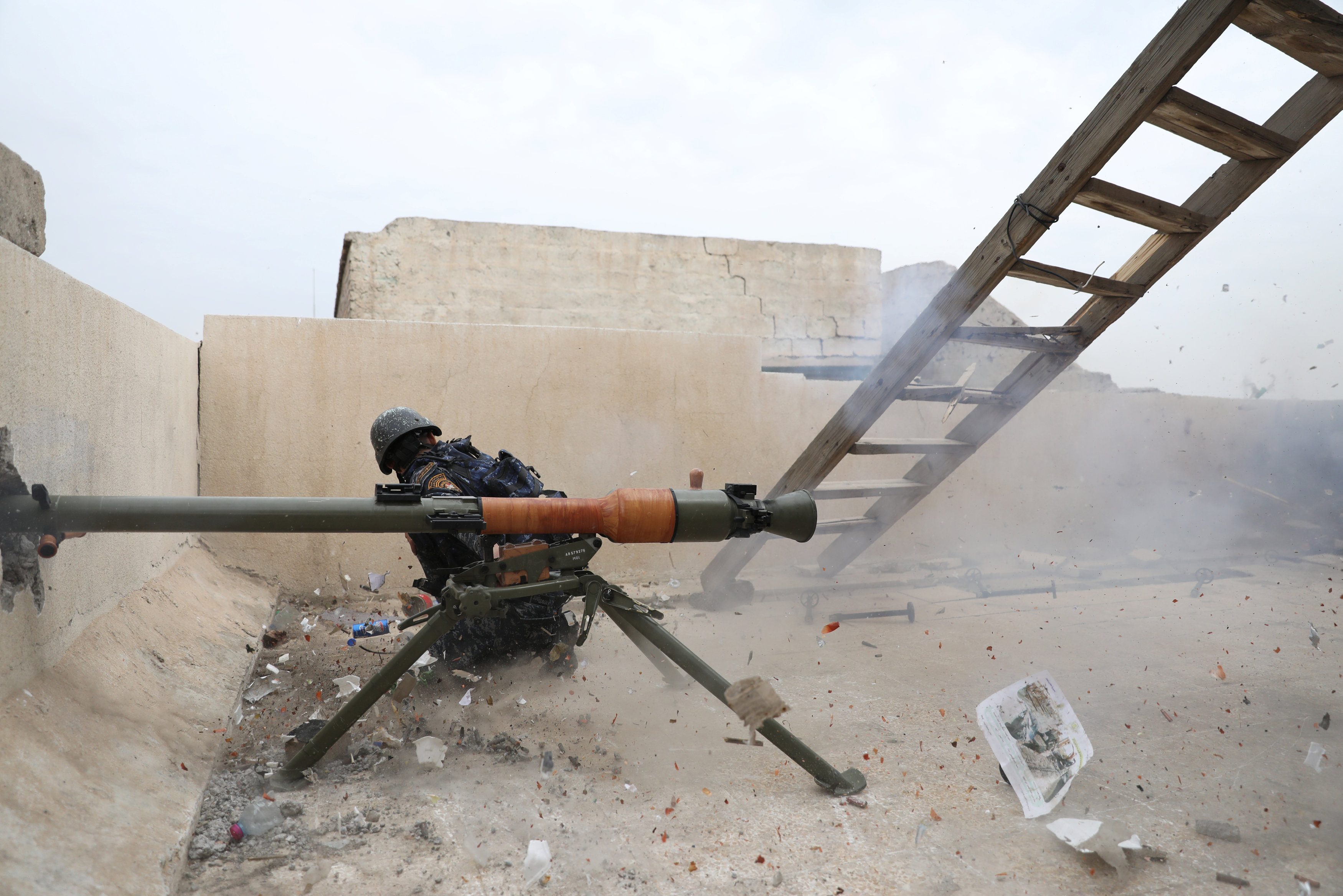 جندى عراقى يضرب عناصر داعش