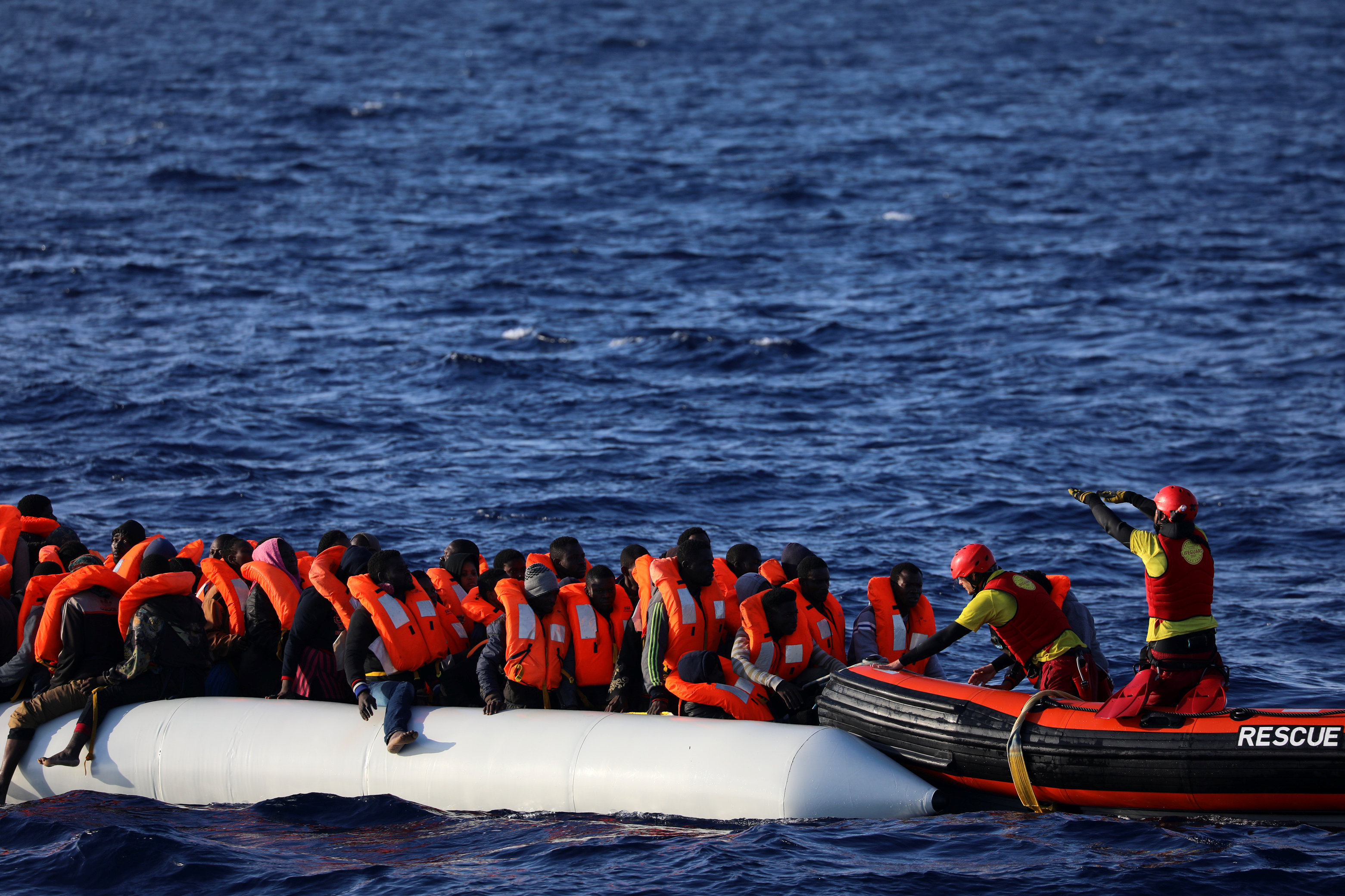 إنقاذ المهاجرين  من الغرق فى البحر