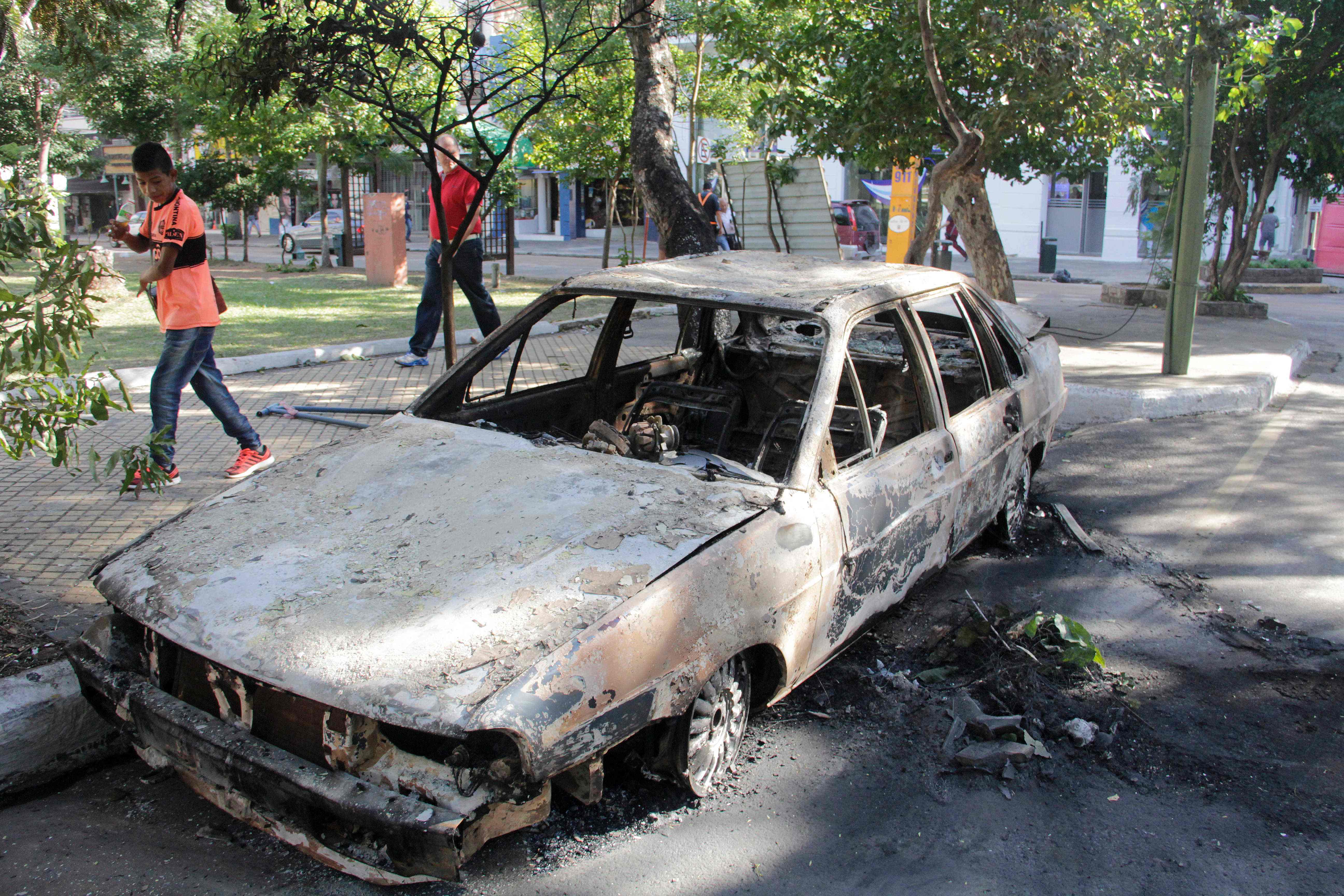 سيارة أشعل فيها المتظاهرين النار  احتجاجا على تعديل دستوري لإعادة انتخاب الرئيس