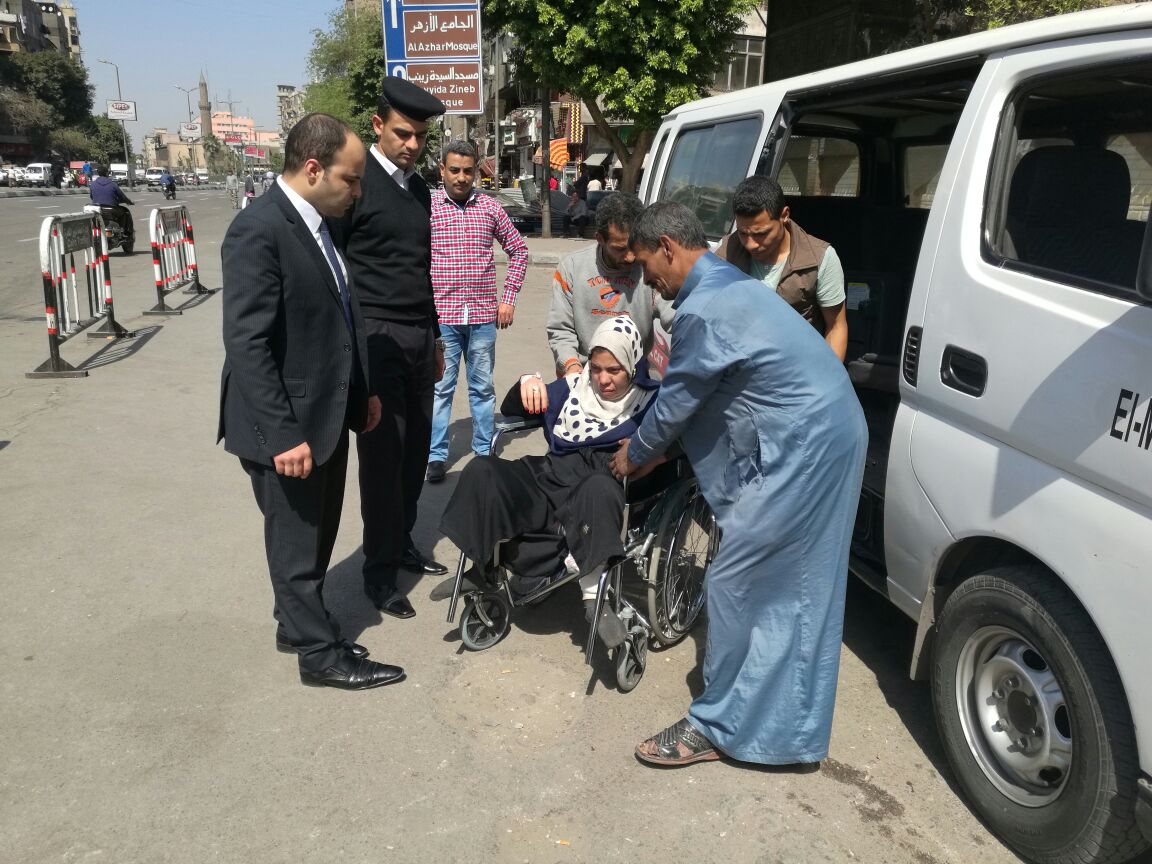 شرطة النجدة تساعد مواطن في نقل زوجته القعيدة وعلاجها بمستشفي احمد ماهر (4)