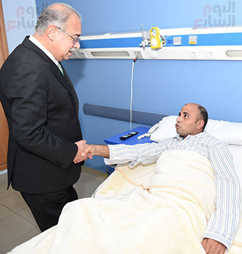 رئيس الوزراء يزور المصابين بمستشفى الشرطة (9)