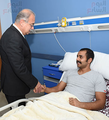 رئيس الوزراء يزور المصابين بمستشفى الشرطة (6)