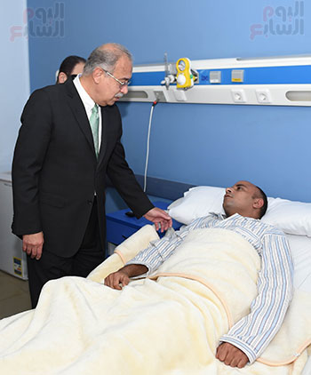 رئيس الوزراء يزور المصابين بمستشفى الشرطة (10)