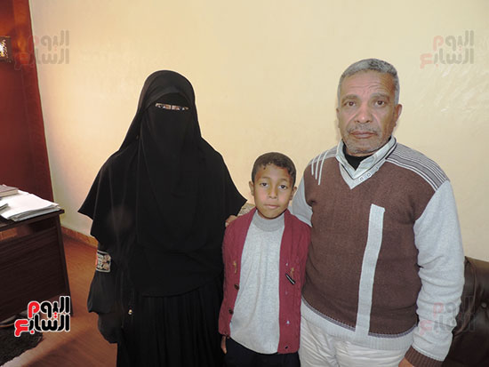 الطفل عقب تحريه وتسليمه لاسرته