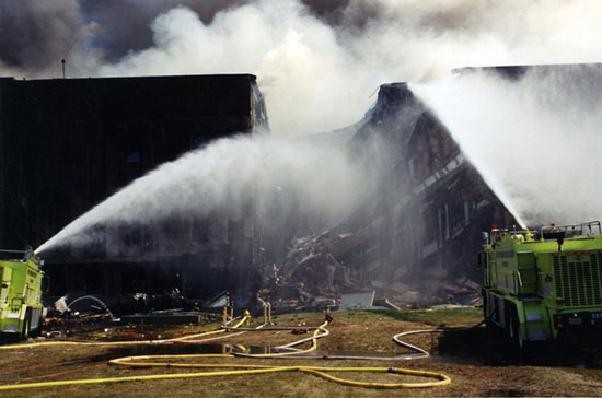الحماية المدنية تحاول السيطرة على حريق اندلع فى مبنى البنتاجون فى أحداث 11 سبتمبر