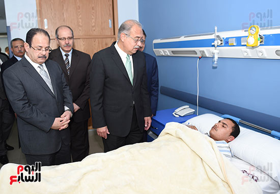 رئيس الوزراء يزور المصابين بمستشفى الشرطة (11)