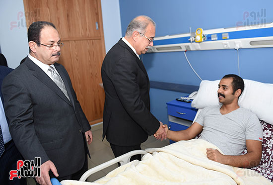 رئيس الوزراء يزور المصابين بمستشفى الشرطة (5)