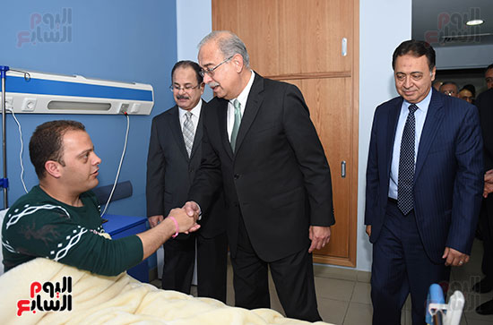 رئيس الوزراء يزور المصابين بمستشفى الشرطة (8)