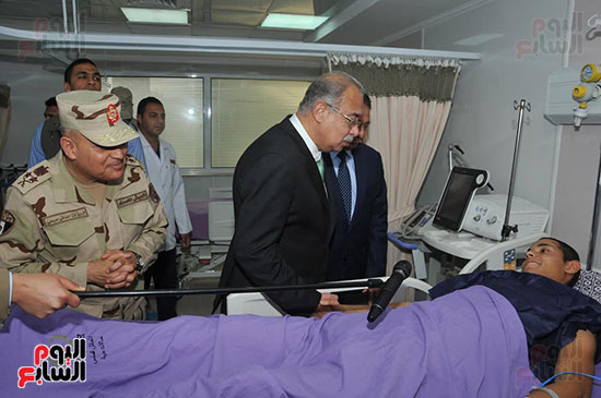 شريف اسماعيل وصدقى صبحى يزوران مصابي قوات إنفاذ القانون بالمستشفيات العسكرية (2)