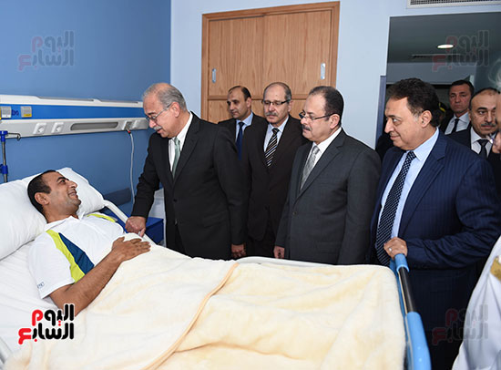 رئيس الوزراء يزور المصابين بمستشفى الشرطة (4)