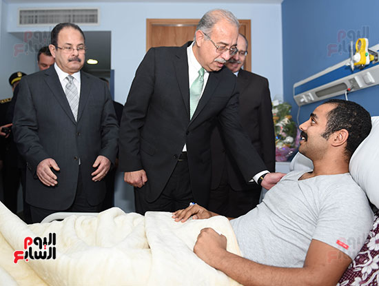 رئيس الوزراء يزور المصابين بمستشفى الشرطة (7)