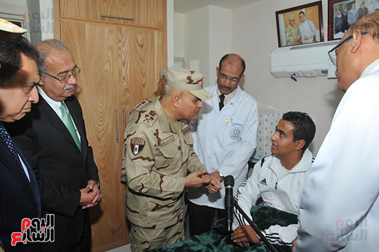 شريف اسماعيل وصدقى صبحى يزوران مصابي قوات إنفاذ القانون بالمستشفيات العسكرية (1)