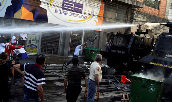 جانب من العنف بين المحتجين والشرطة فى باراجواى