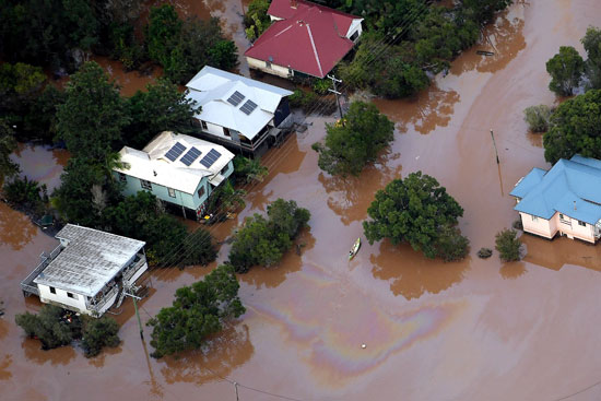 الفيضانات تقتل امرأتين وتحاصر عشرات الآلاف فى أستراليا