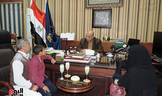 مدير امن مطروح يستقبل الطفل واسرته بمكتبه