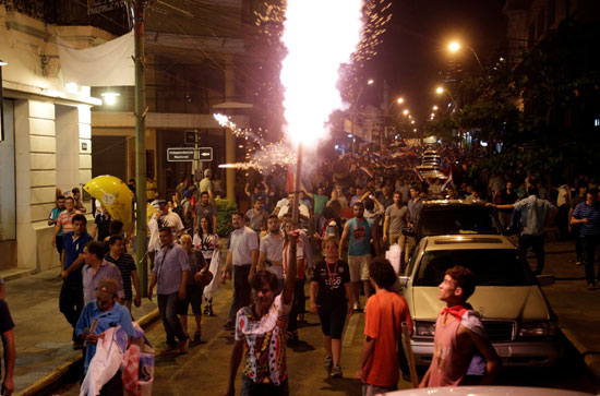 المحتجون فى باراجواى يشعلون الالعاب النارية