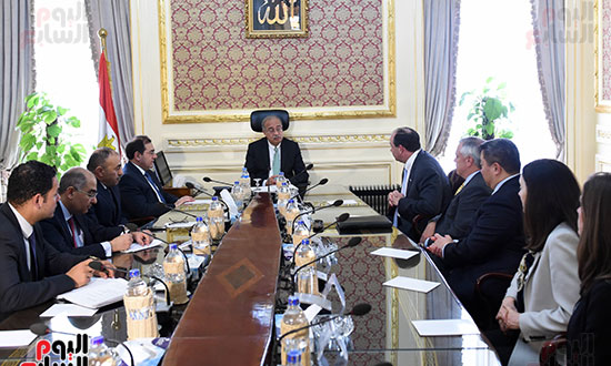 رئيس الوزراء يلتقى وفد شركة أباتشى الأمريكية لبحث التعاون فى قطاع البترول (1)