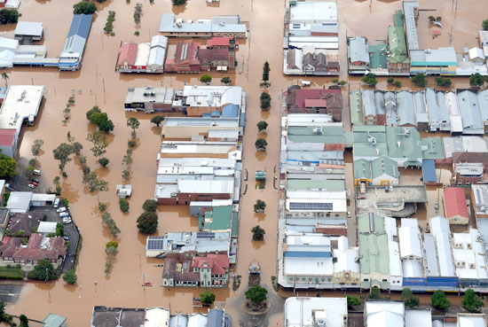الفيضانات تقتل امرأتين وتحاصر عشرات الآلاف