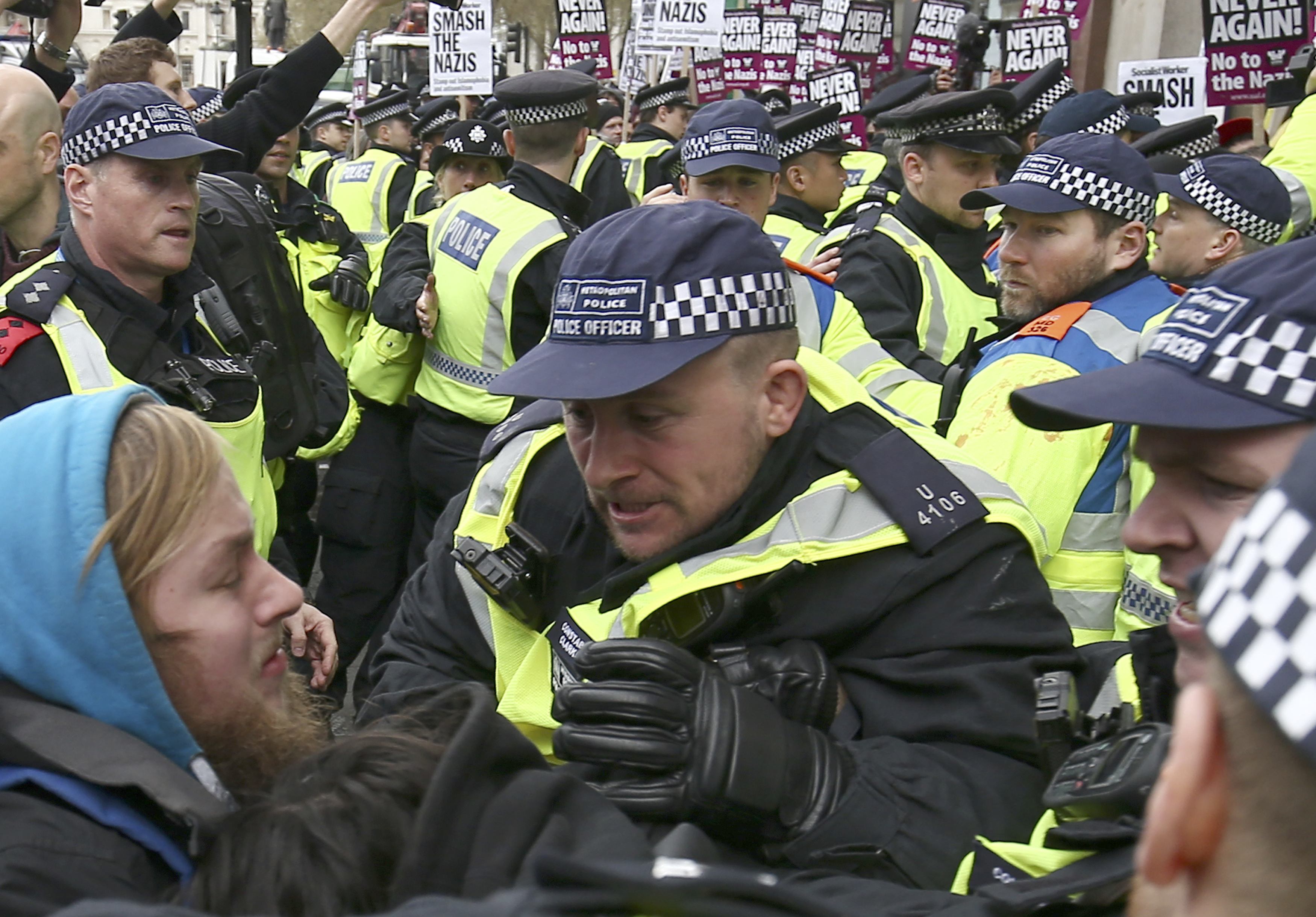 قوات الأمن البريطانية تحاول السيطرة على المتظاهرين