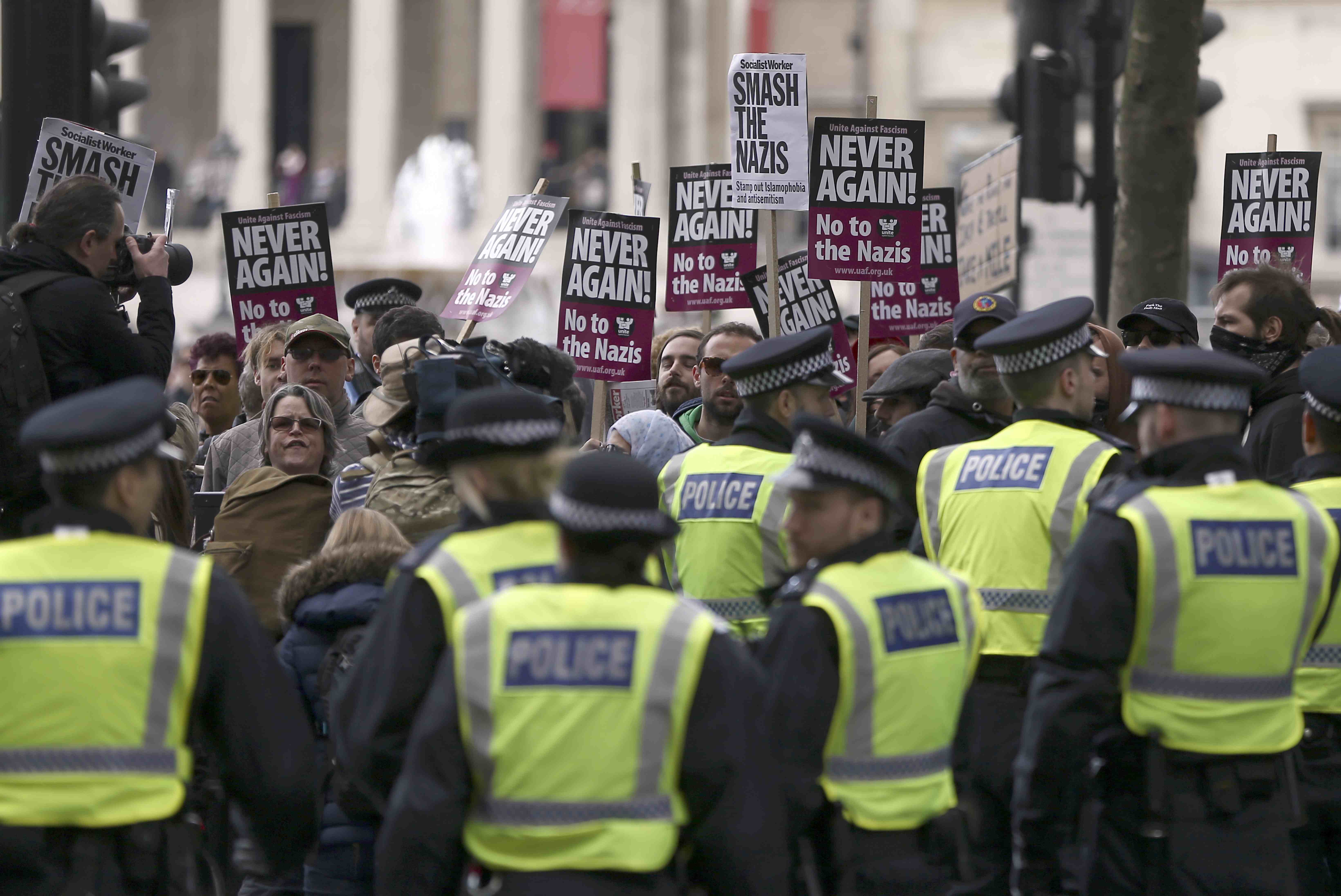 قوات الأمن البريطانية قرب المتظاهرين