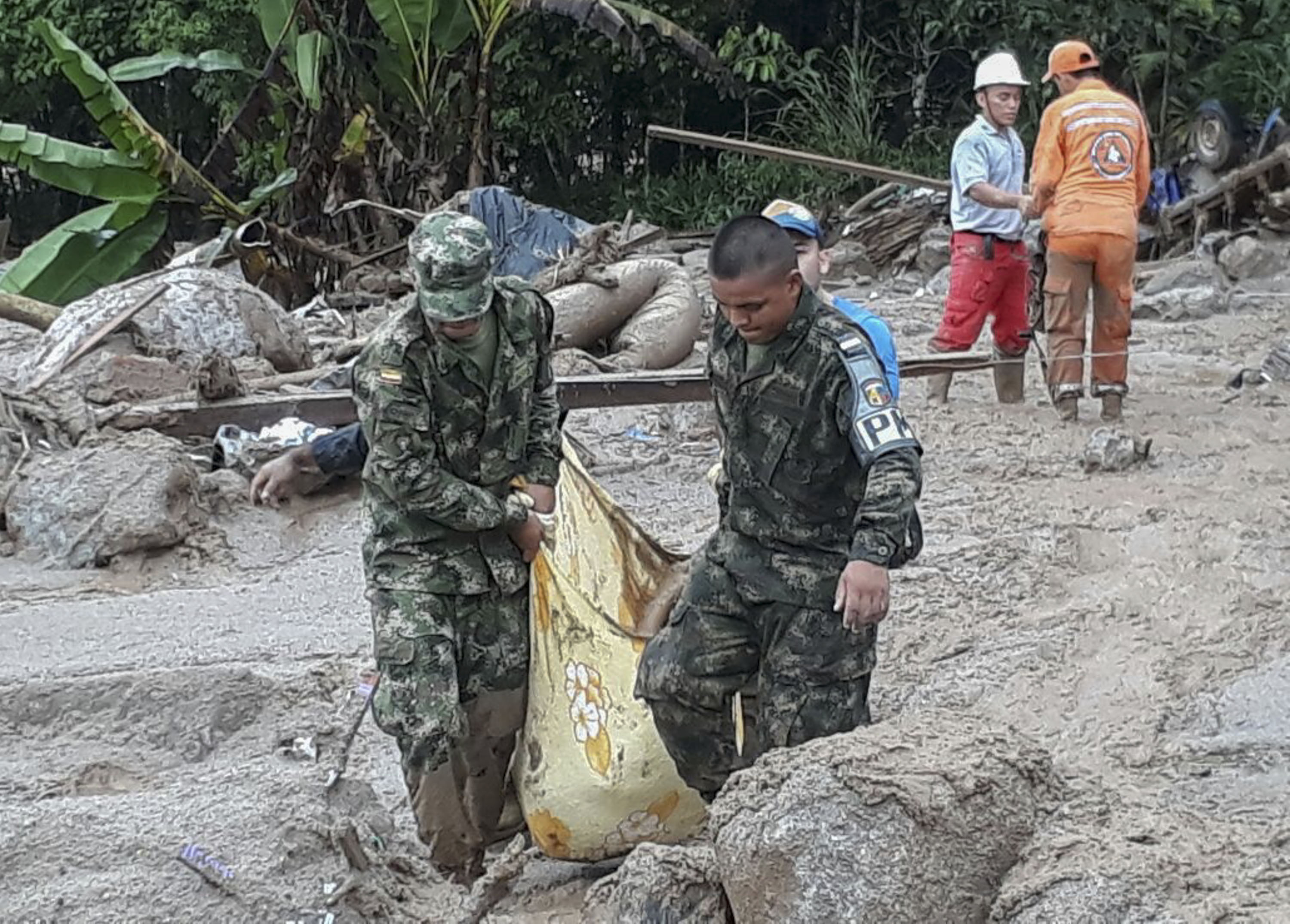 القوات الكولومبية تحاول انقاذ المصابين