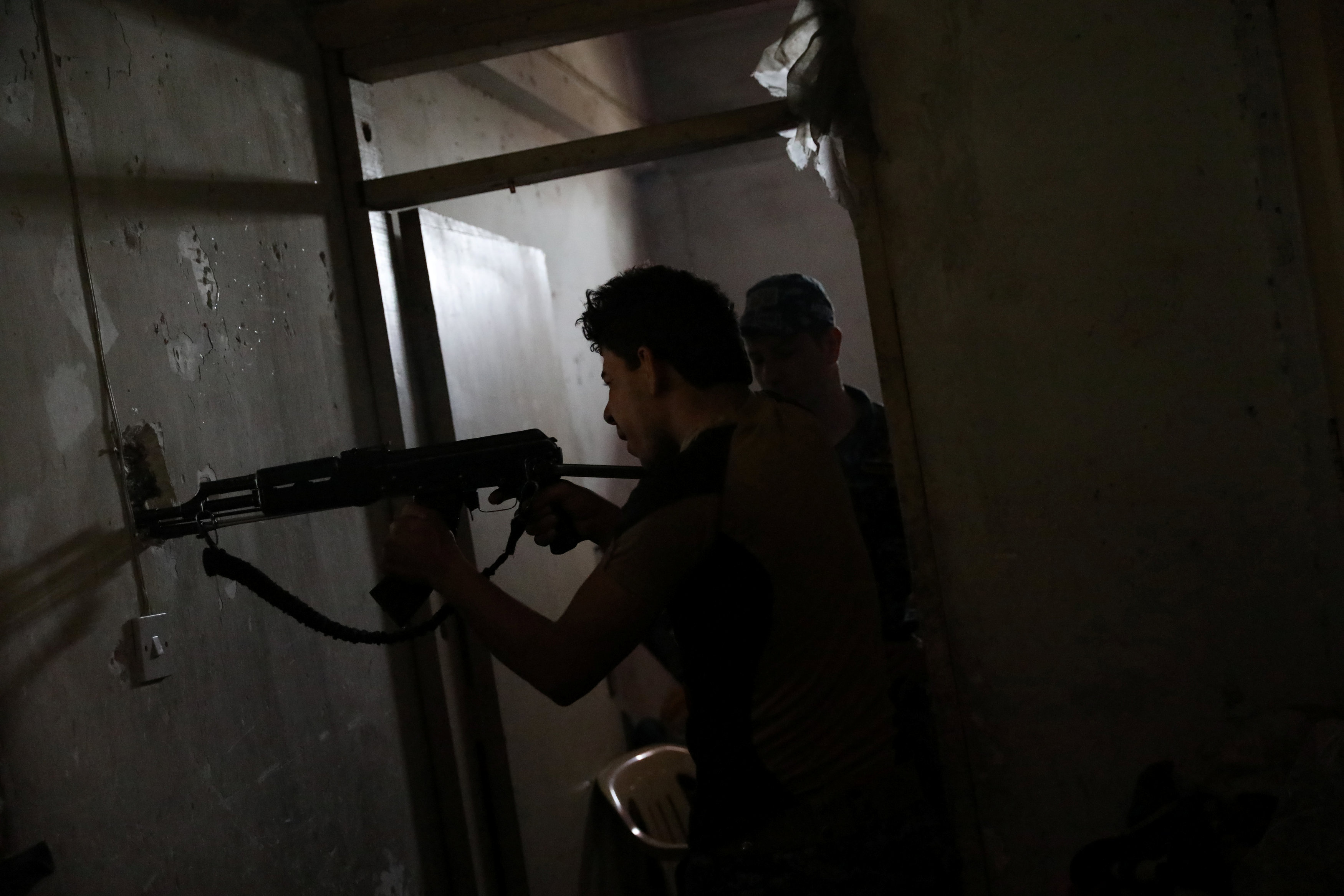 جنود عراقيون يقاتلون عناصر داعش