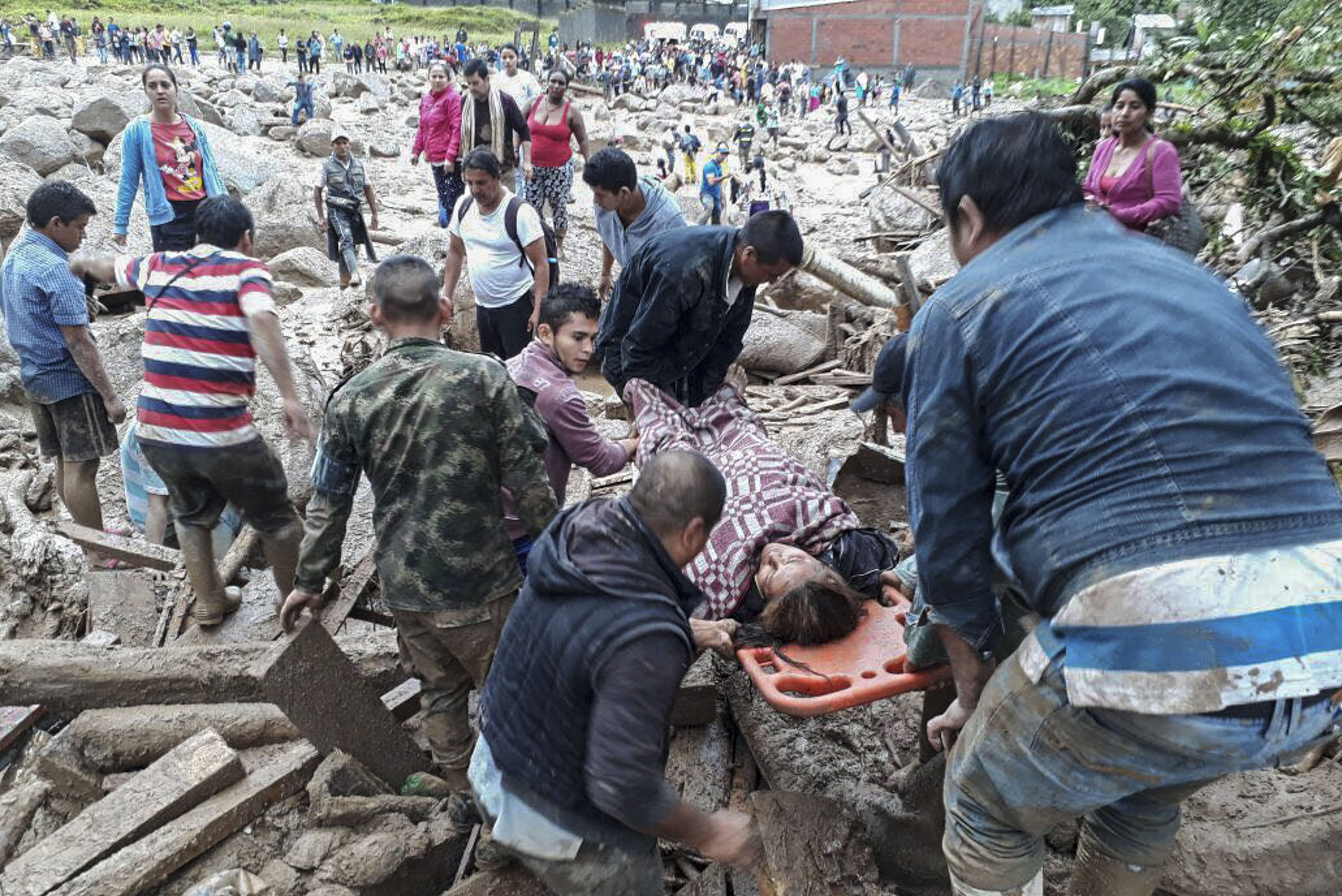 المواطنون فى كولومبيا يحاولون إنقاذ ذويهم