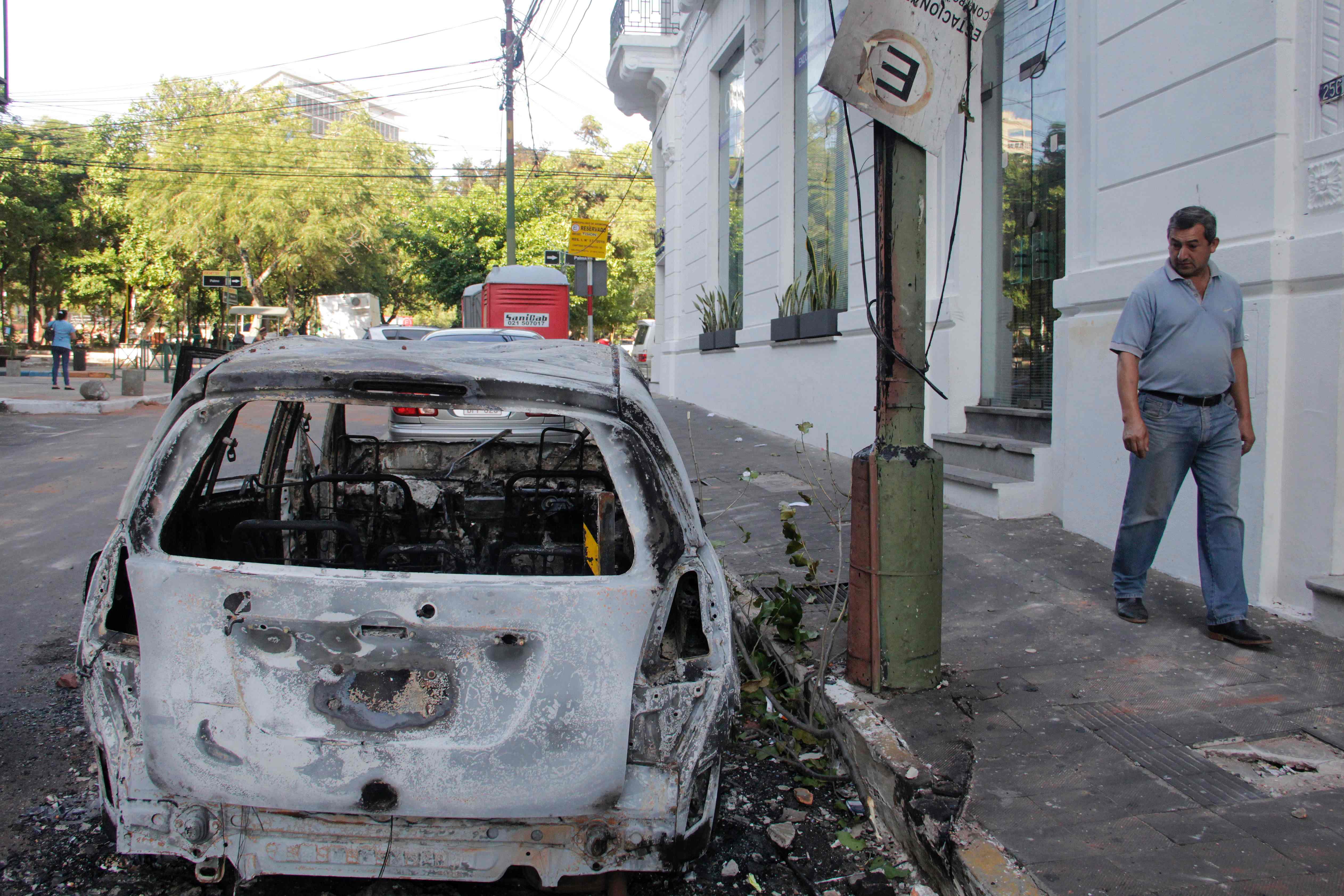 آثار حرق سيارة بعد مظاهرات احتجاجية