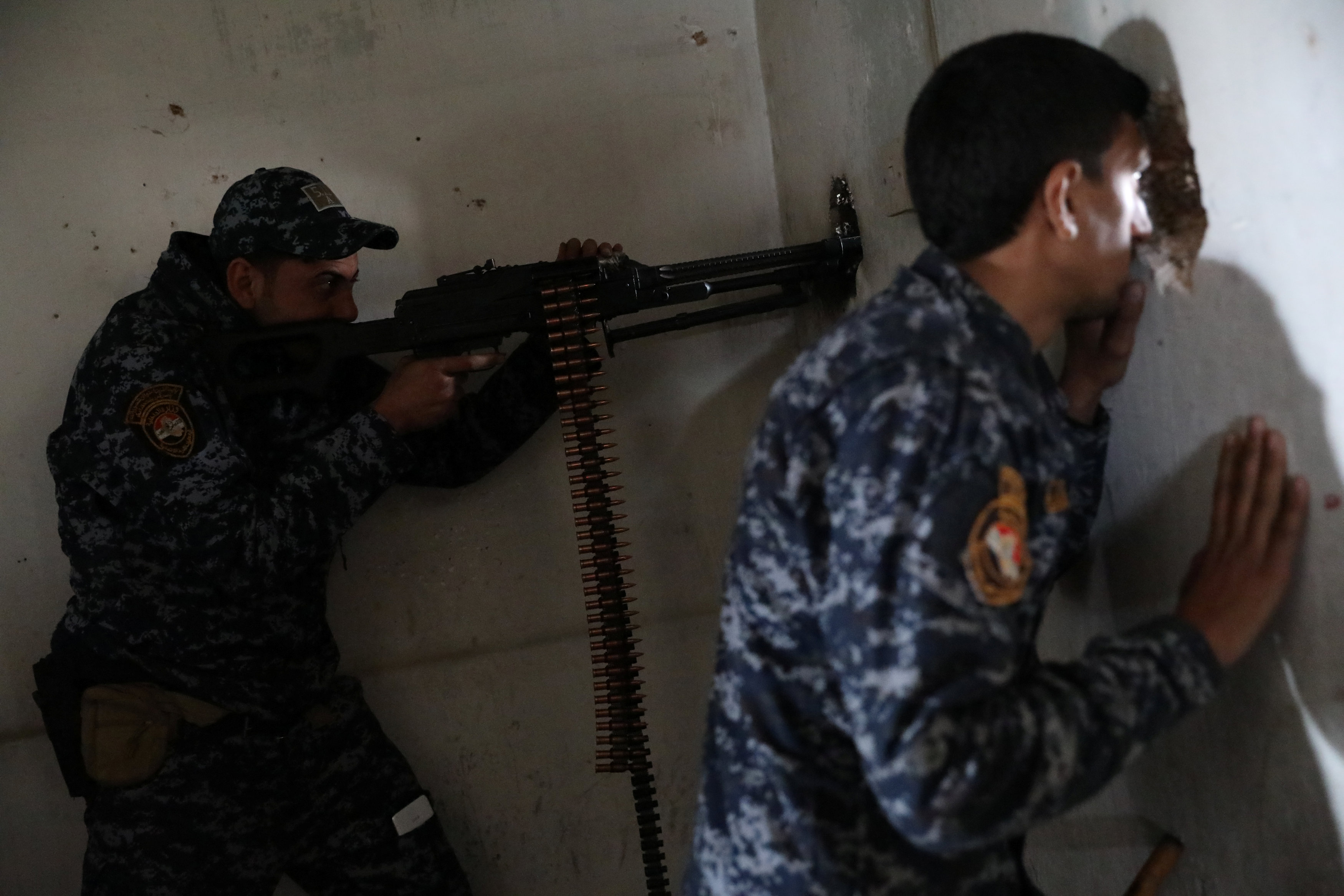 جنود عراقيون وراء الجدران خلال ضرب داعش