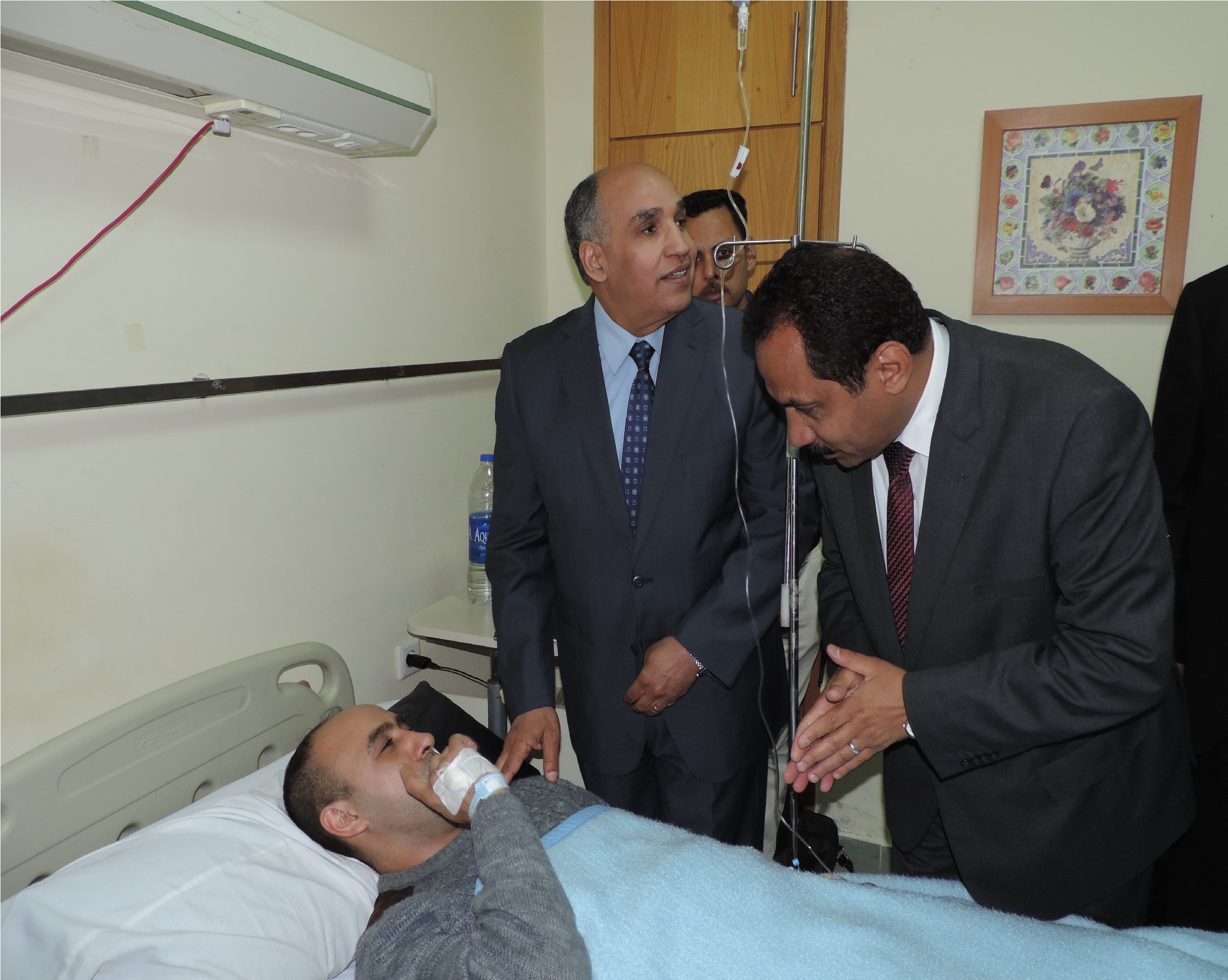 مساعد وزير الداخلية ومدير امن الاسكندرية يزوران مصابي المرقسية (3)
