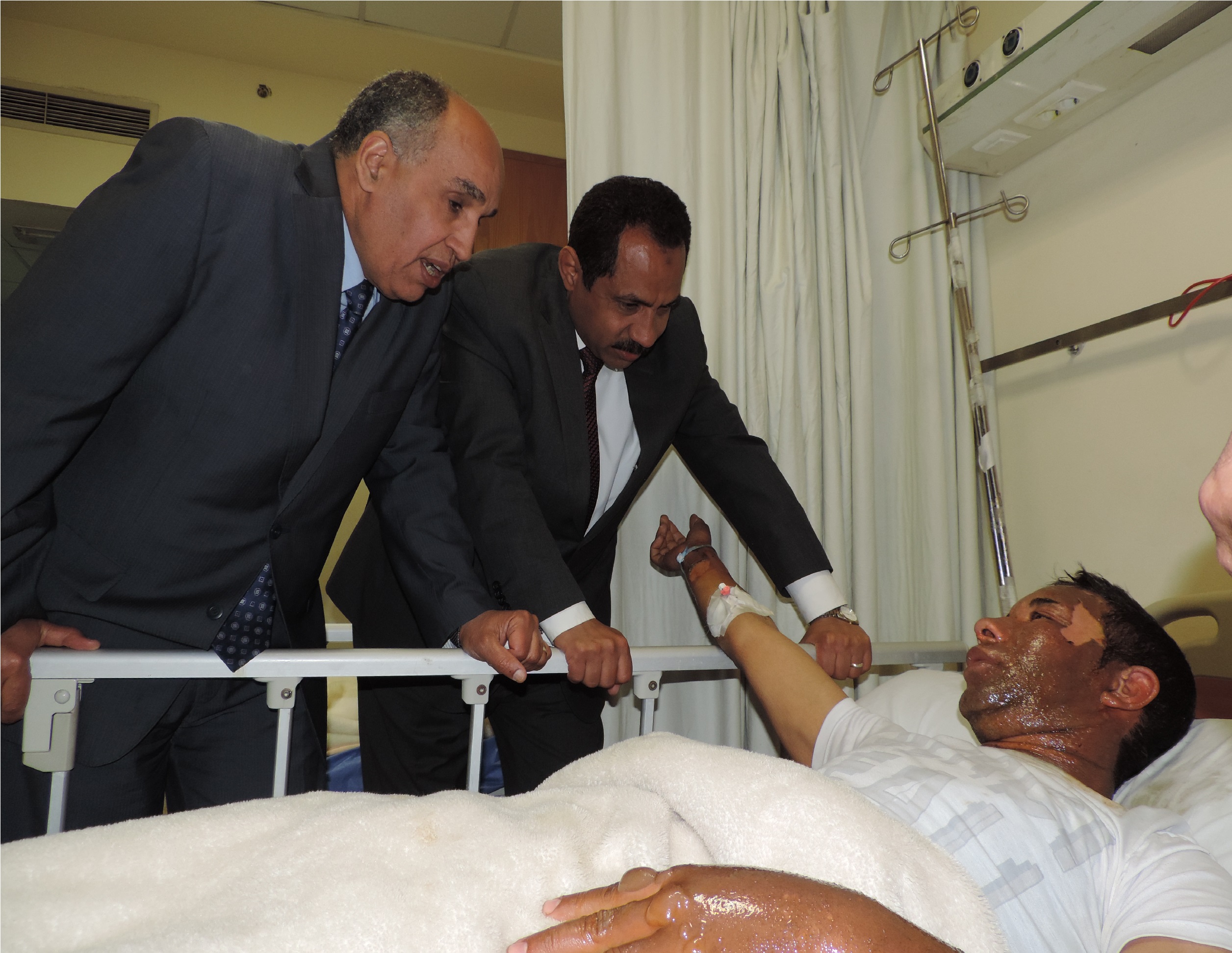 مساعد وزير الداخلية ومدير امن الاسكندرية يزوران مصابي المرقسية (6)