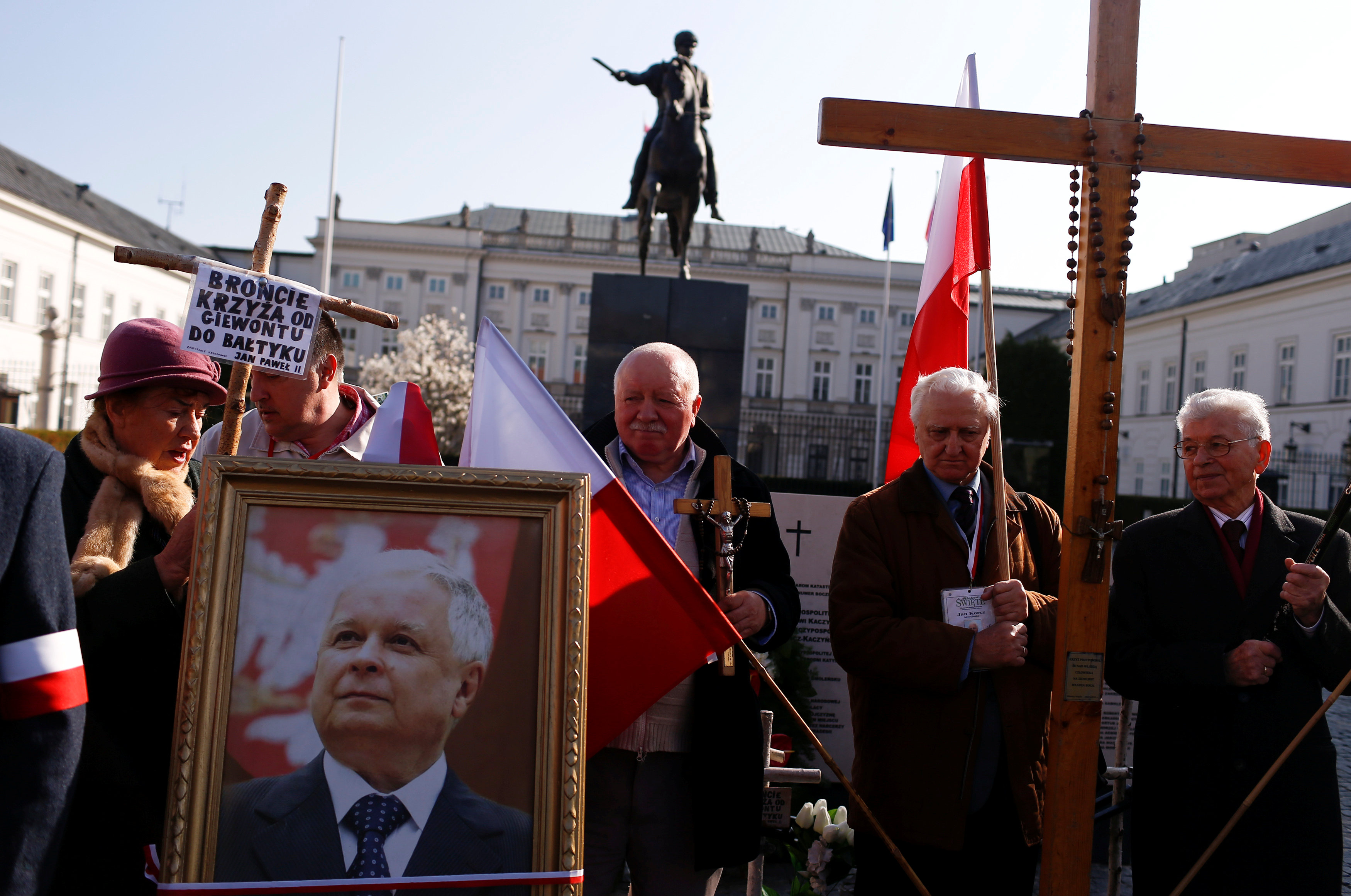 مواطنون يشاركون فى احياء الذكرى السابعة لتحطم طائرة الحكومة البولندية