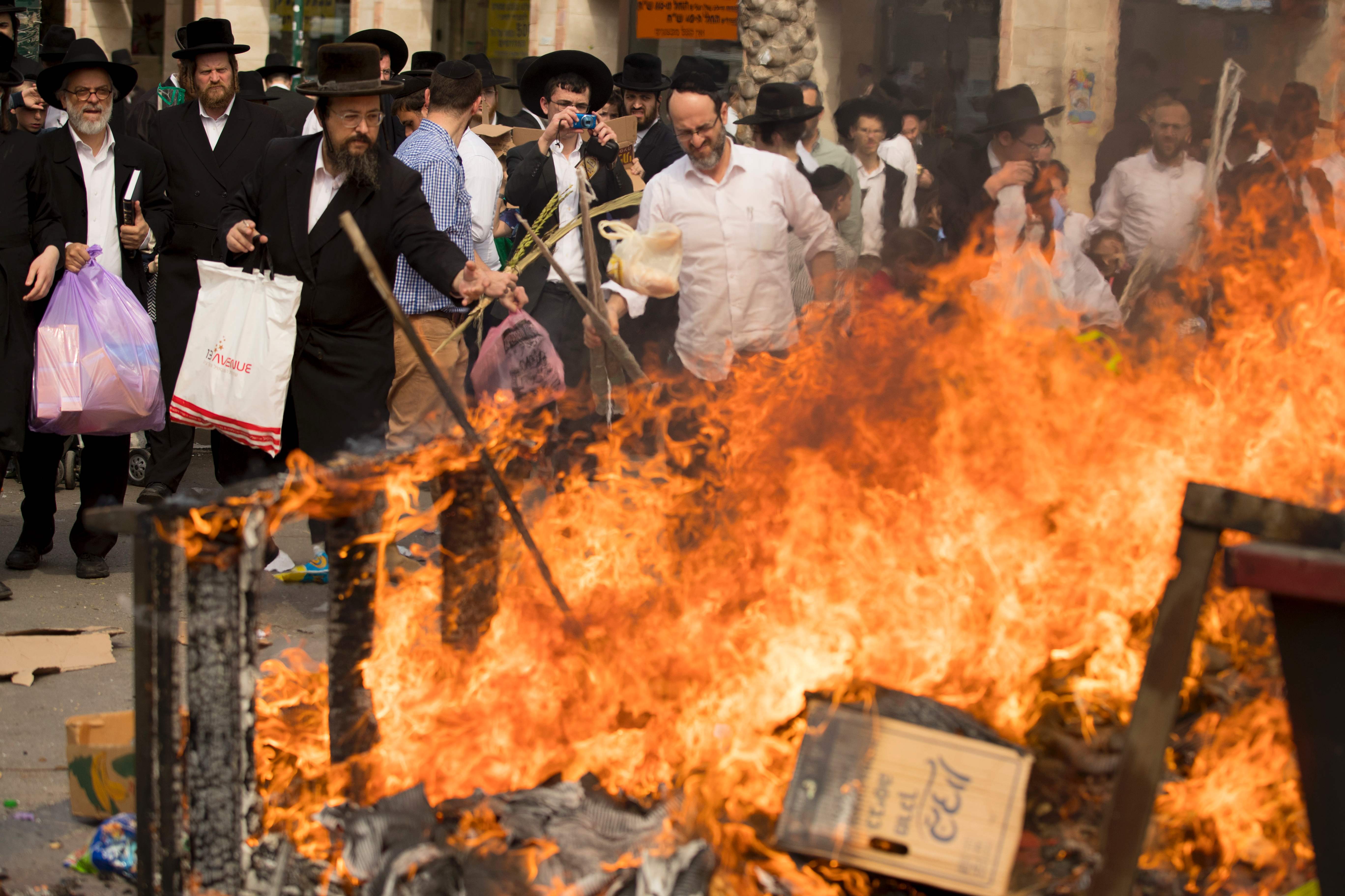 اليهود الارثوذوكس يحرقون المواد المخمرة خلال الاحتفالات