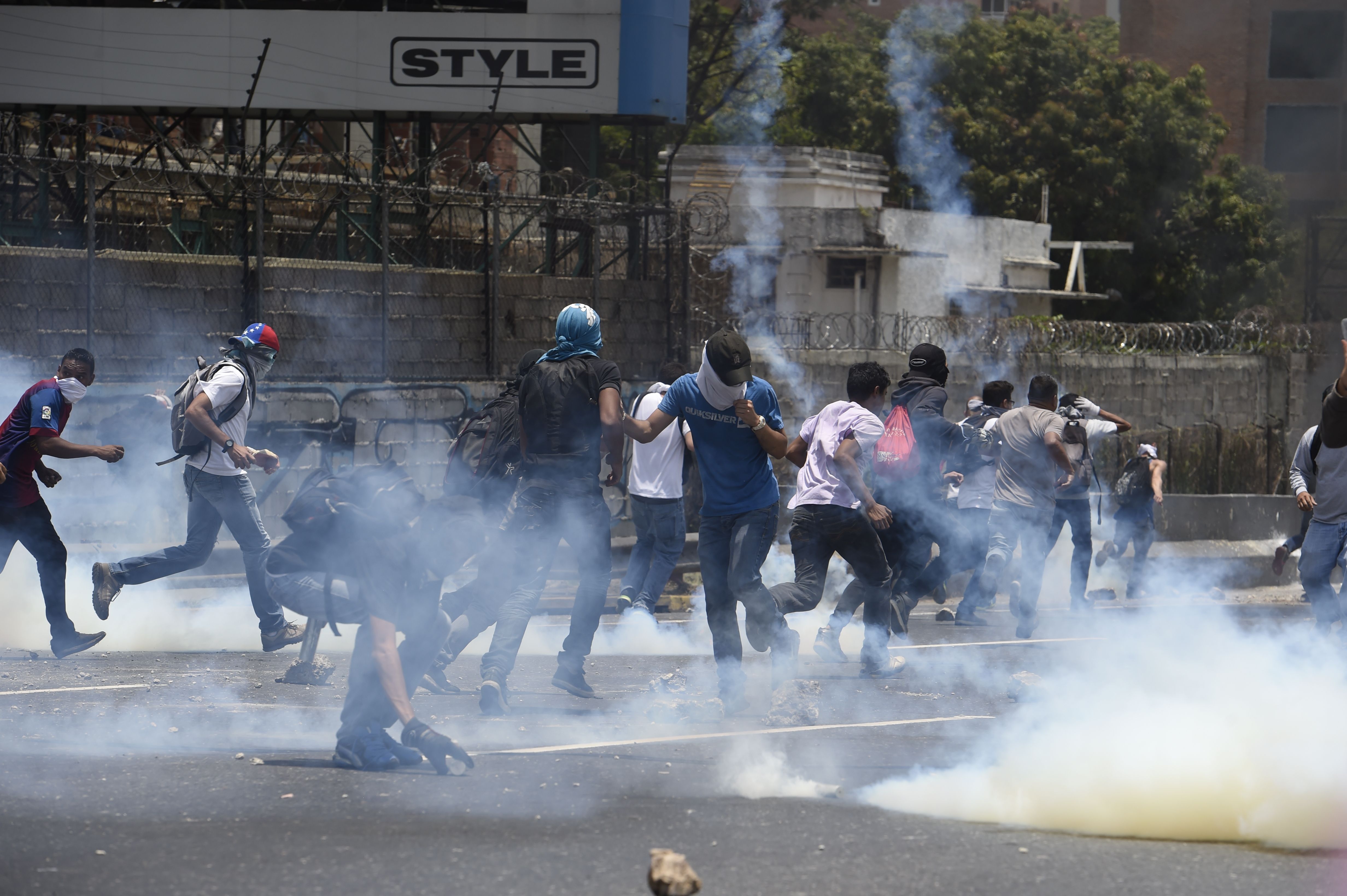 إطلاق الشرطة الفنزويلية الغاز المسيل للدموع