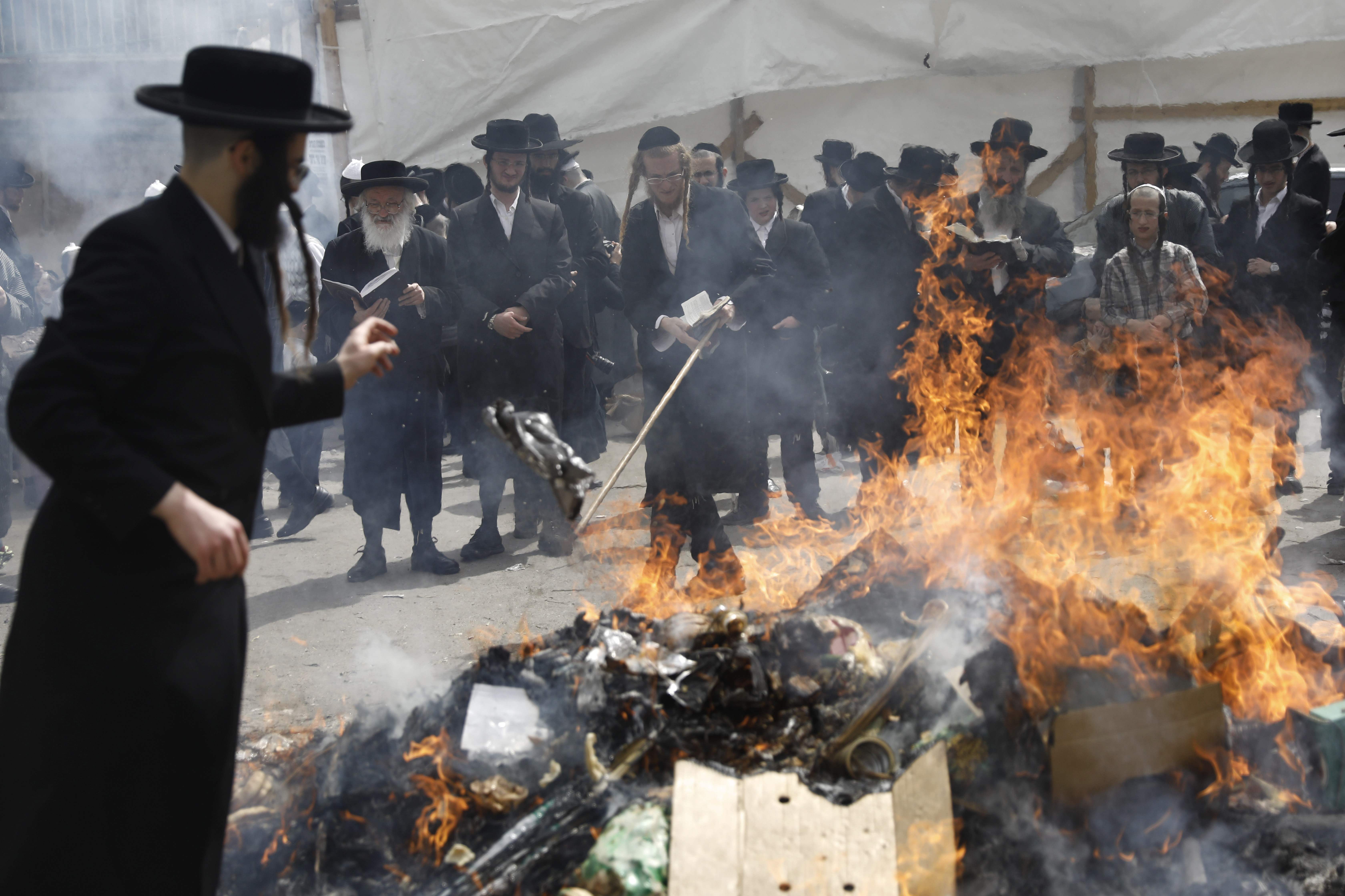 رجل يلقى مواد فى النيران خلال الاحتفالات