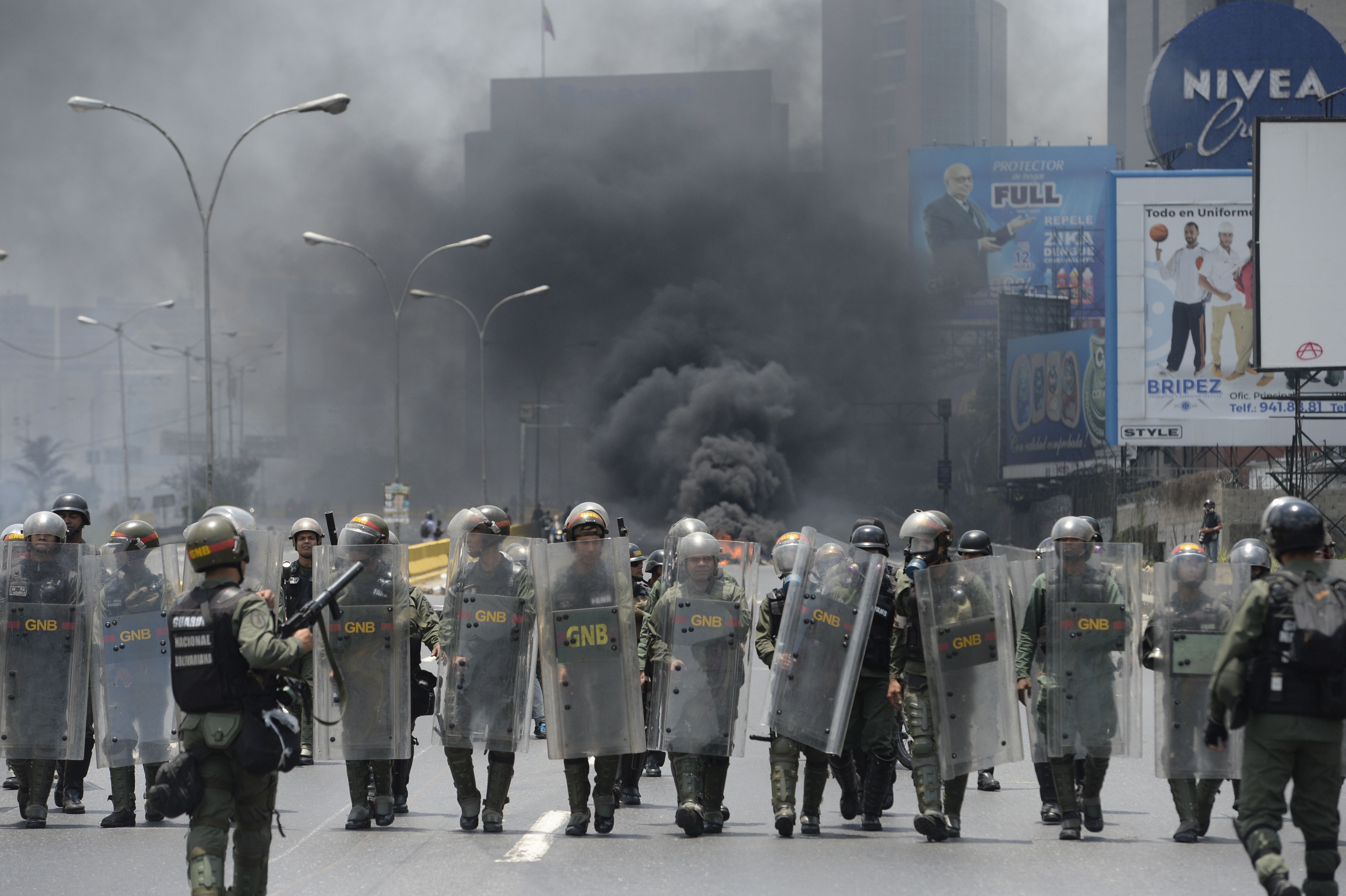 فوات الشرطة الفنزويلية أمام المتظاهرين