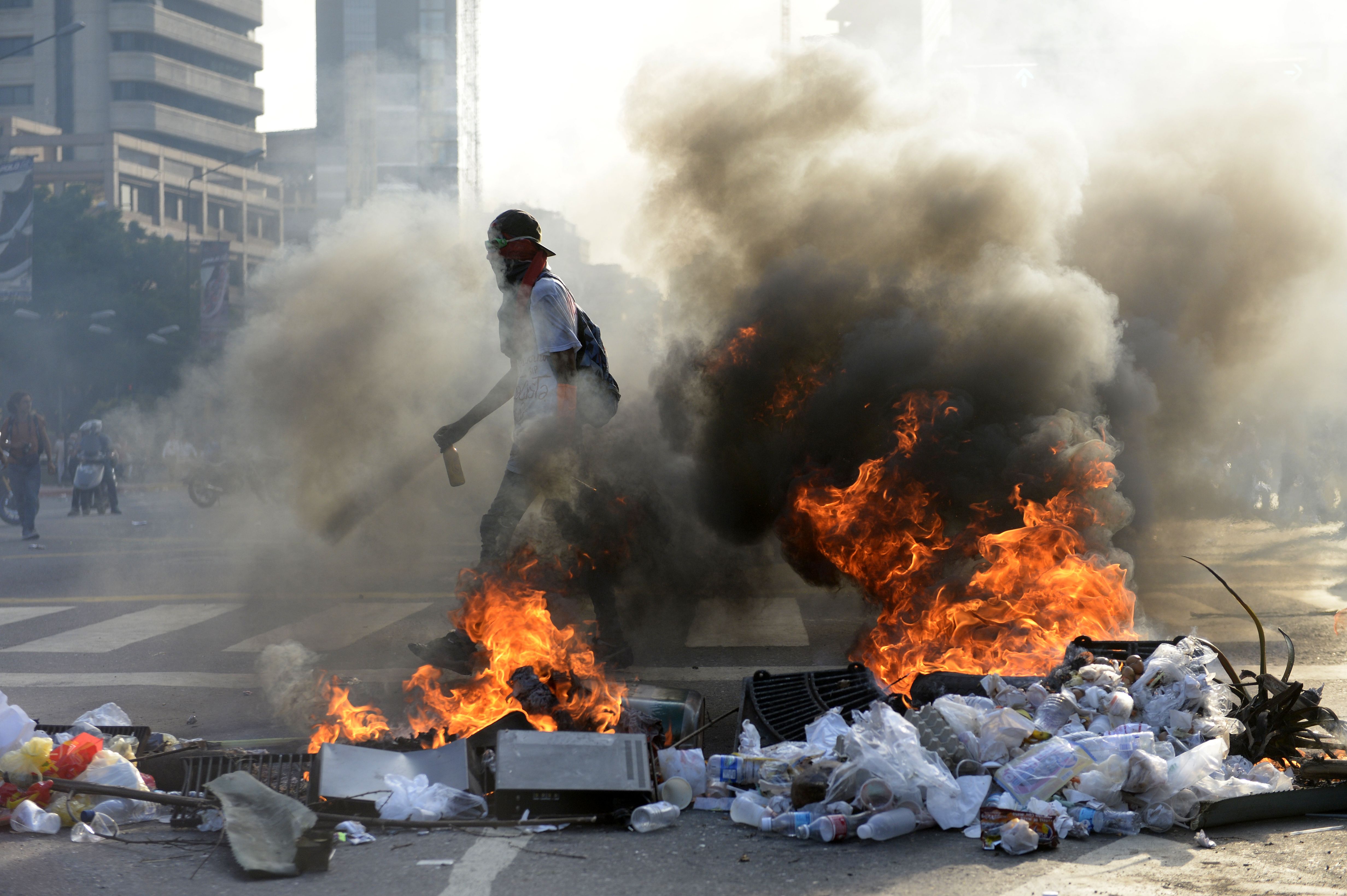 الشرطة الفنزويلية تقوم بإضرام النيران